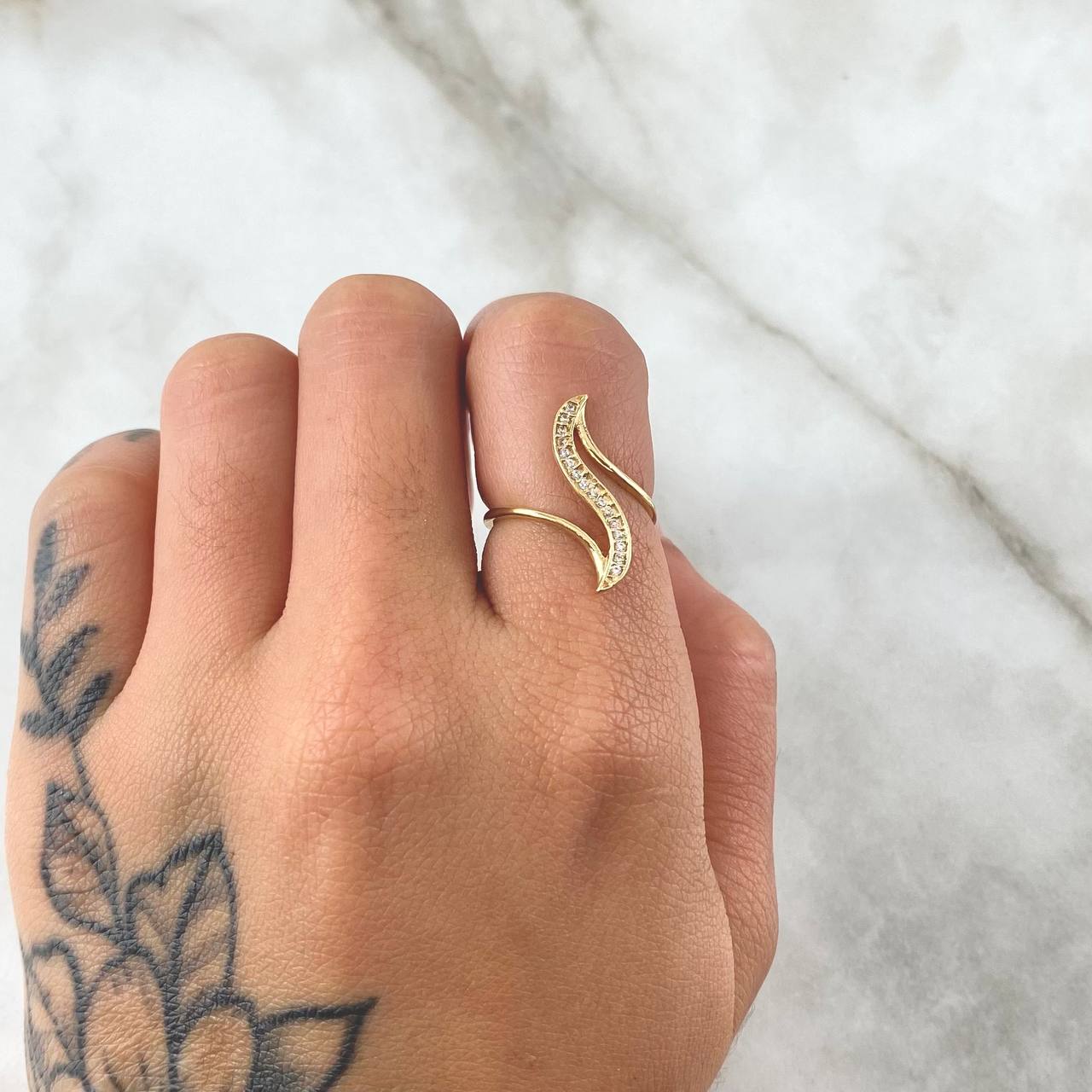 Anillo Curva Perpendicular 1.7gr / T6 1/4 / Circones Blancos Oro Amarillo 18K