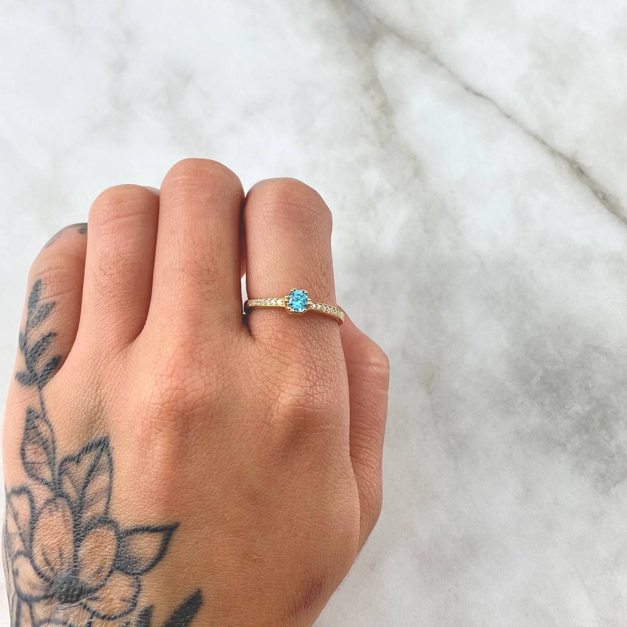 Anillo Solitario Seis Puntas 2.1gr / T7 / Circones Blancos Azul Oro Amarillo 18K