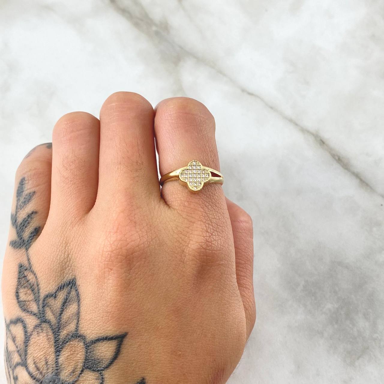 Anillo Trebol VCYA Tupido 2.5gr / T5 3/4 / Circones Blancos Oro Amarillo 18K