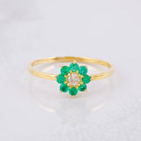 Anillo Flor Ocho Petalos Esmeraldas 15pts Diamantes 4pts 1.35g / T7 Oro Amarillo 18K