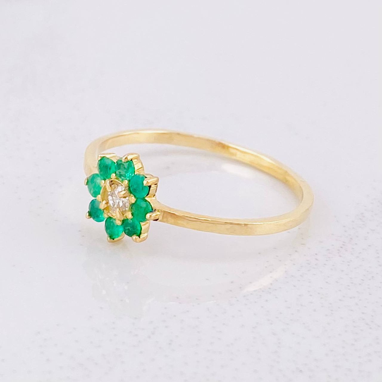 Anillo Flor Ocho Petalos Esmeraldas 15pts Diamantes 4pts 1.35g / T7 Oro Amarillo 18K