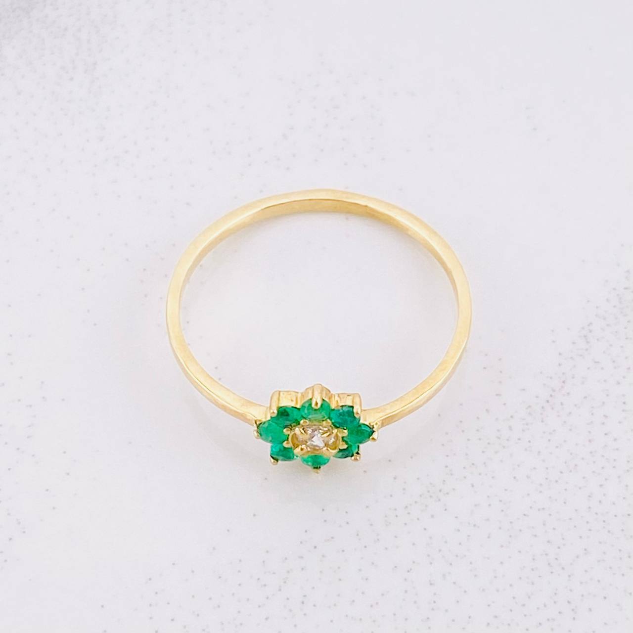 Anillo Flor Ocho Petalos Esmeraldas 15pts Diamantes 4pts 1.35g / T7 Oro Amarillo 18K