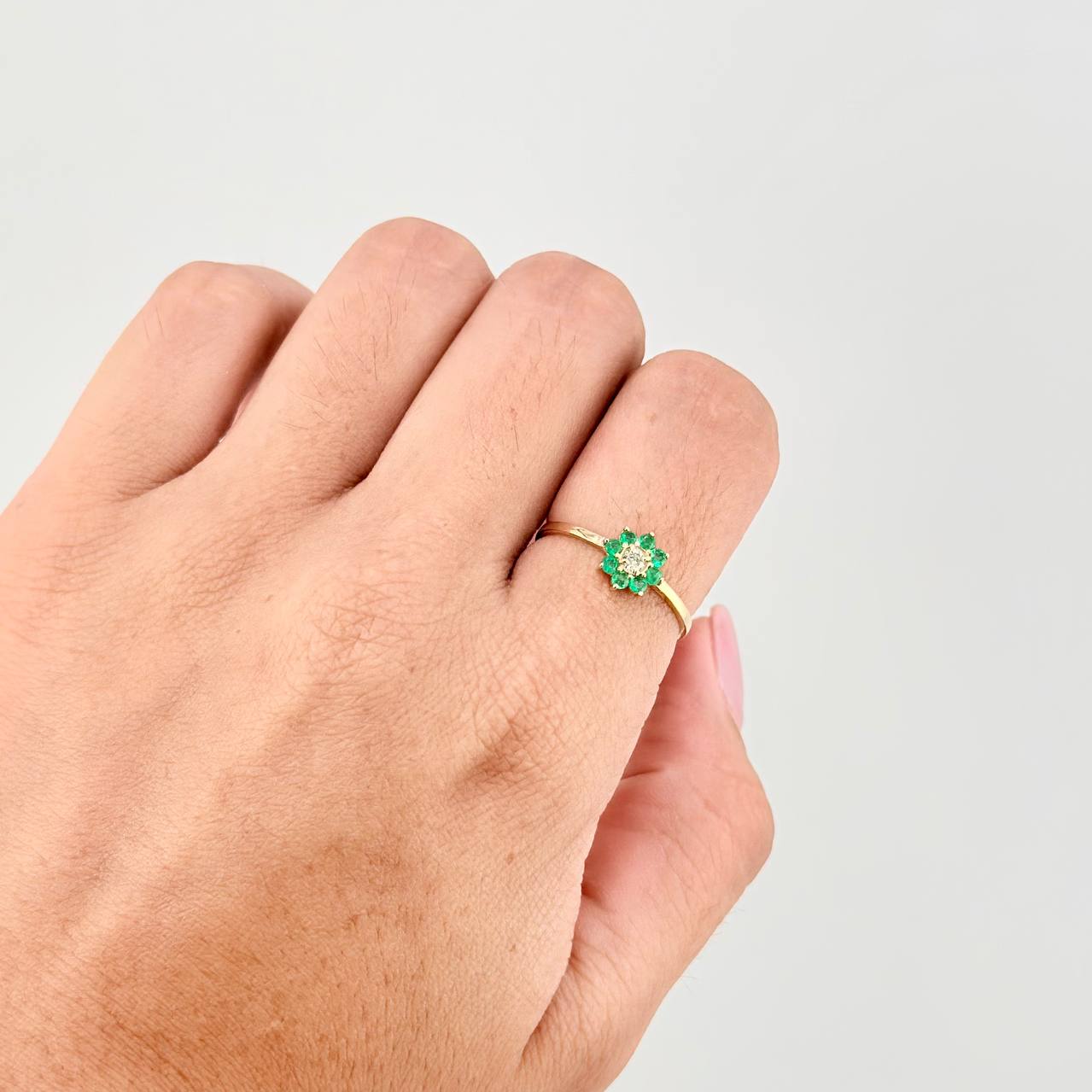 Anillo Flor Ocho Petalos Esmeraldas 15pts Diamantes 4pts 1.35g / T7 Oro Amarillo 18K