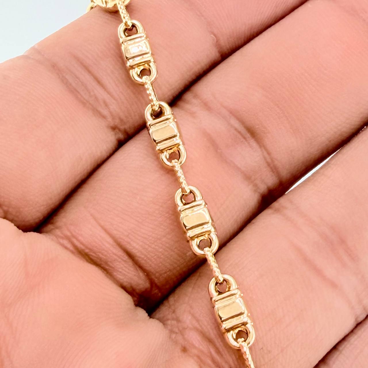 Pulso Rustico Barril Cuadrado 4.6gr / 19.5cm / 4.4mm Oro Amarillo 18K $