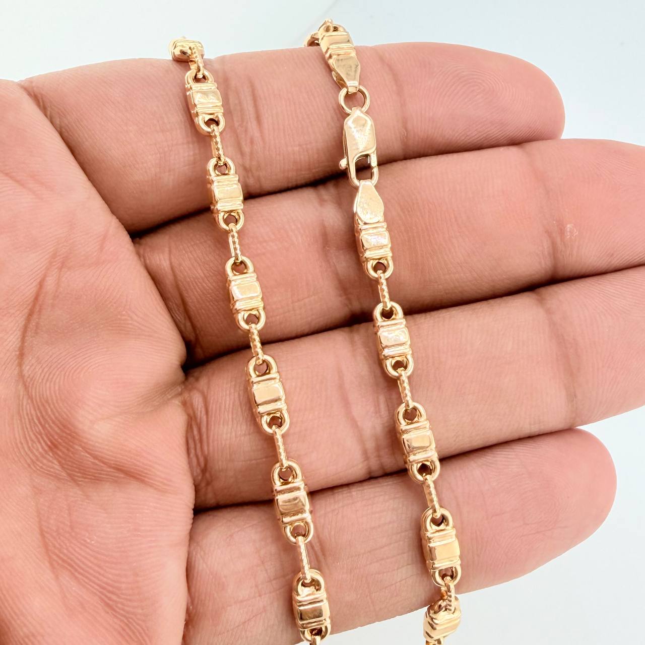 Cadena Rustica Barril Cuadrado 13.4gr / 60.7cm / 4.36mm Oro Amarillo 18K $
