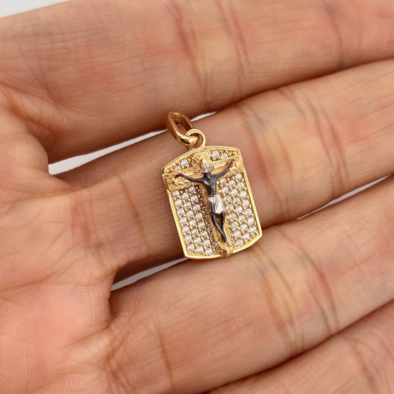 Dije Placa Cristo 2.35 g / 2.3 cm Tres Oros 18K