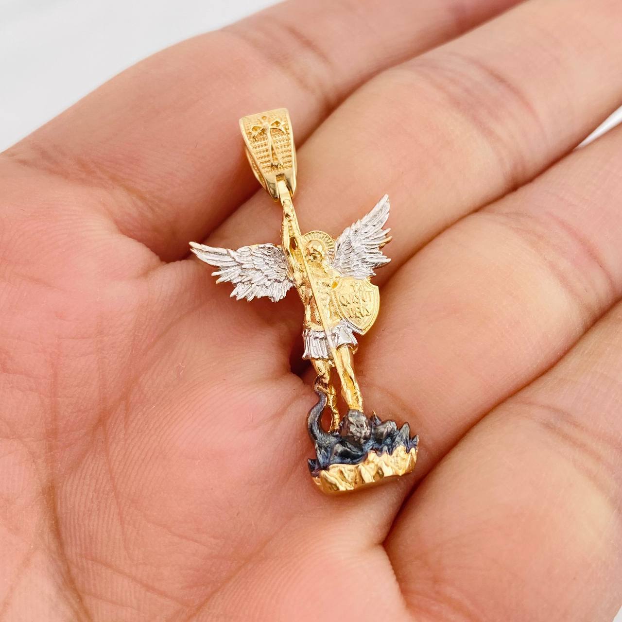 Dije San Miguel Arcangel 4.15g / 3.05cm Tres Oros 18K