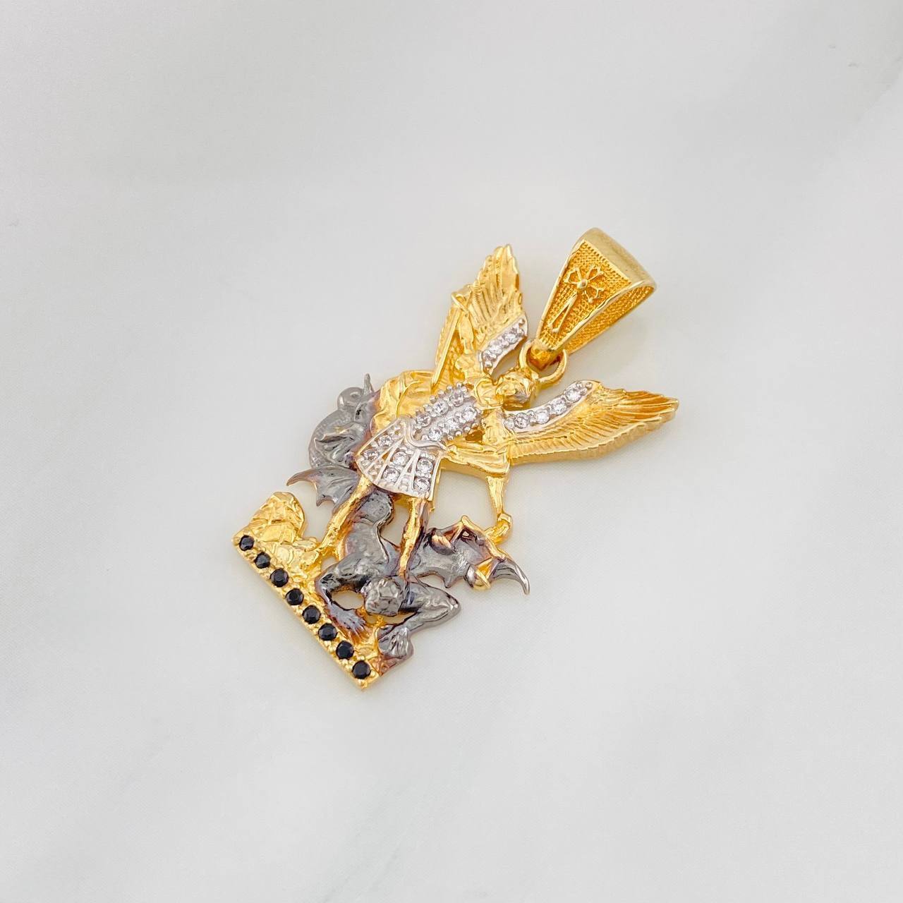Dije San Miguel Arcangel 3.9g / 3cm Tres Oros 18K