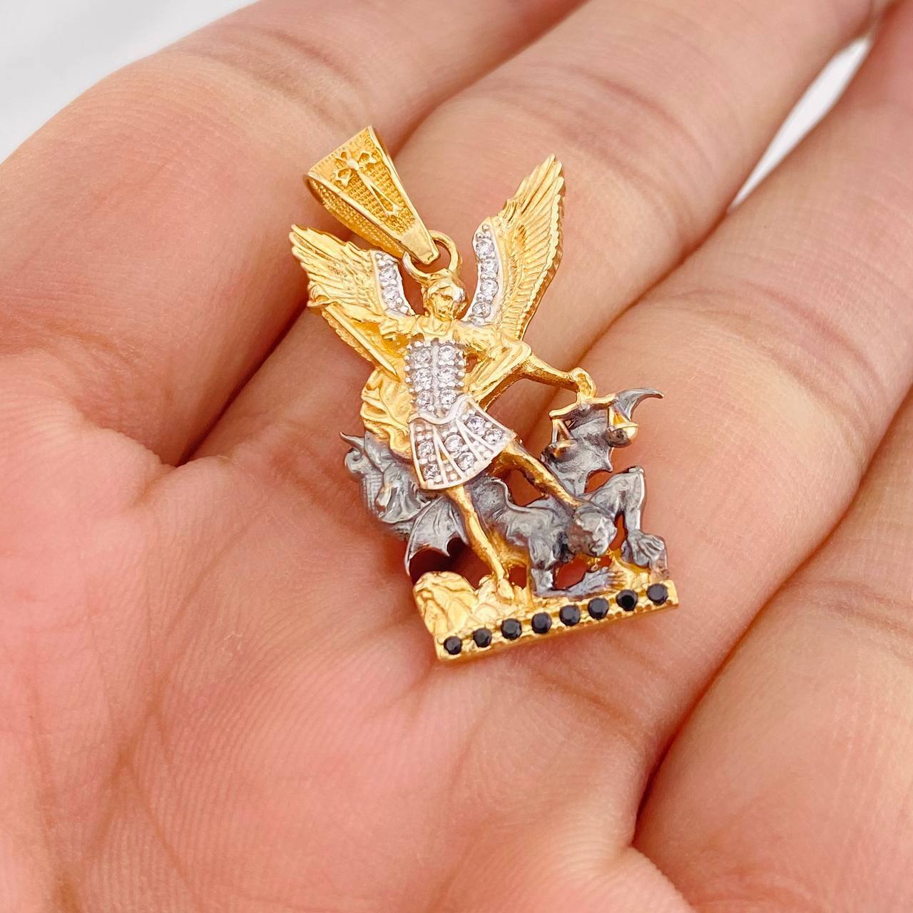 Dije San Miguel Arcangel 3.9g / 3cm Tres Oros 18K