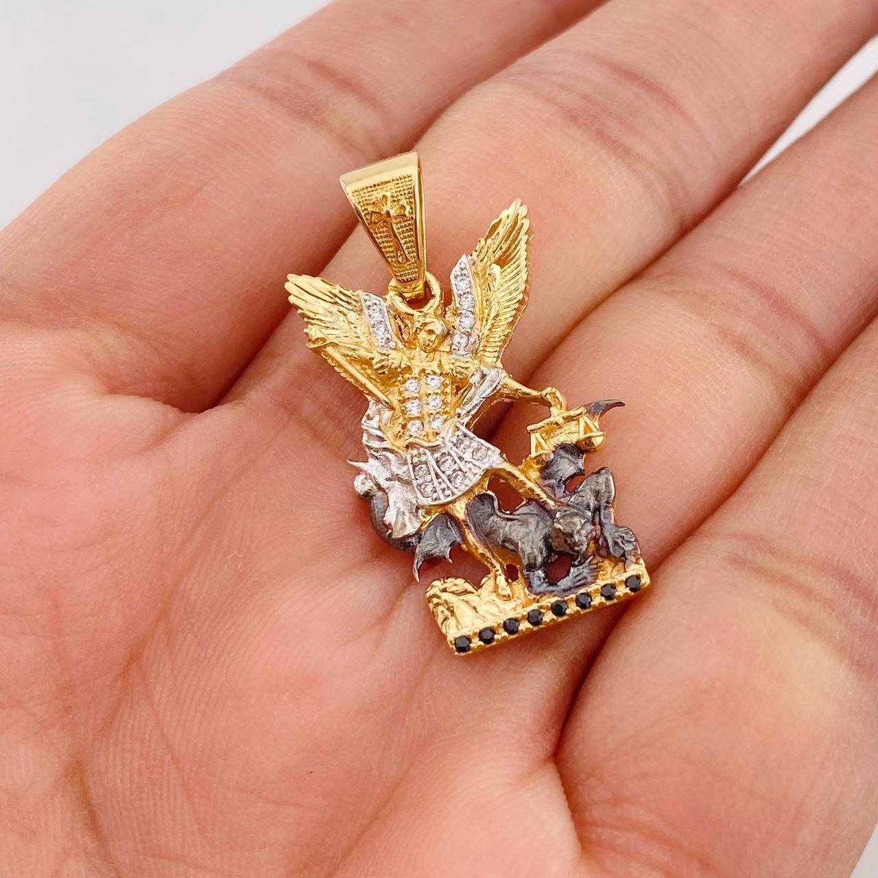 Dije San Miguel Arcangel 4.55g / 3cm Tres Oros 18K