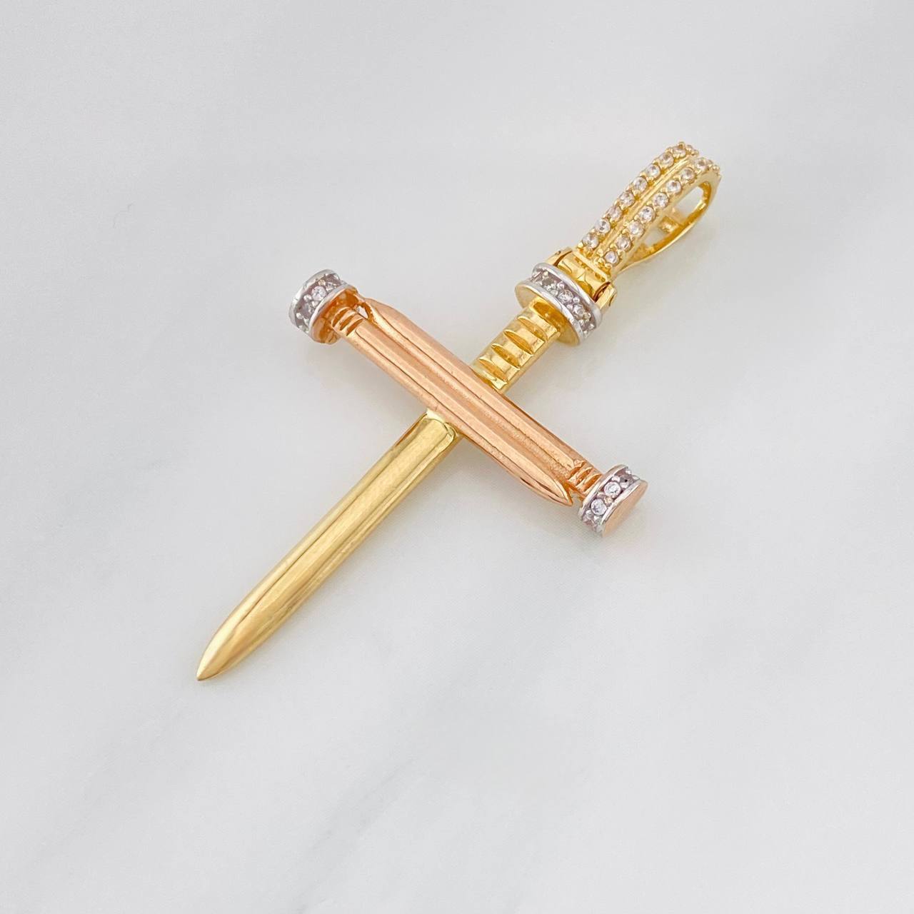 Dije Cruz Clavo 4.05g / 4.05cm Tres Oros 18K