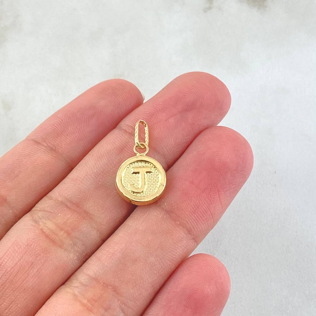 Dije Letra J 0.55gr / 1.9cm / Oro Amarillo 18K