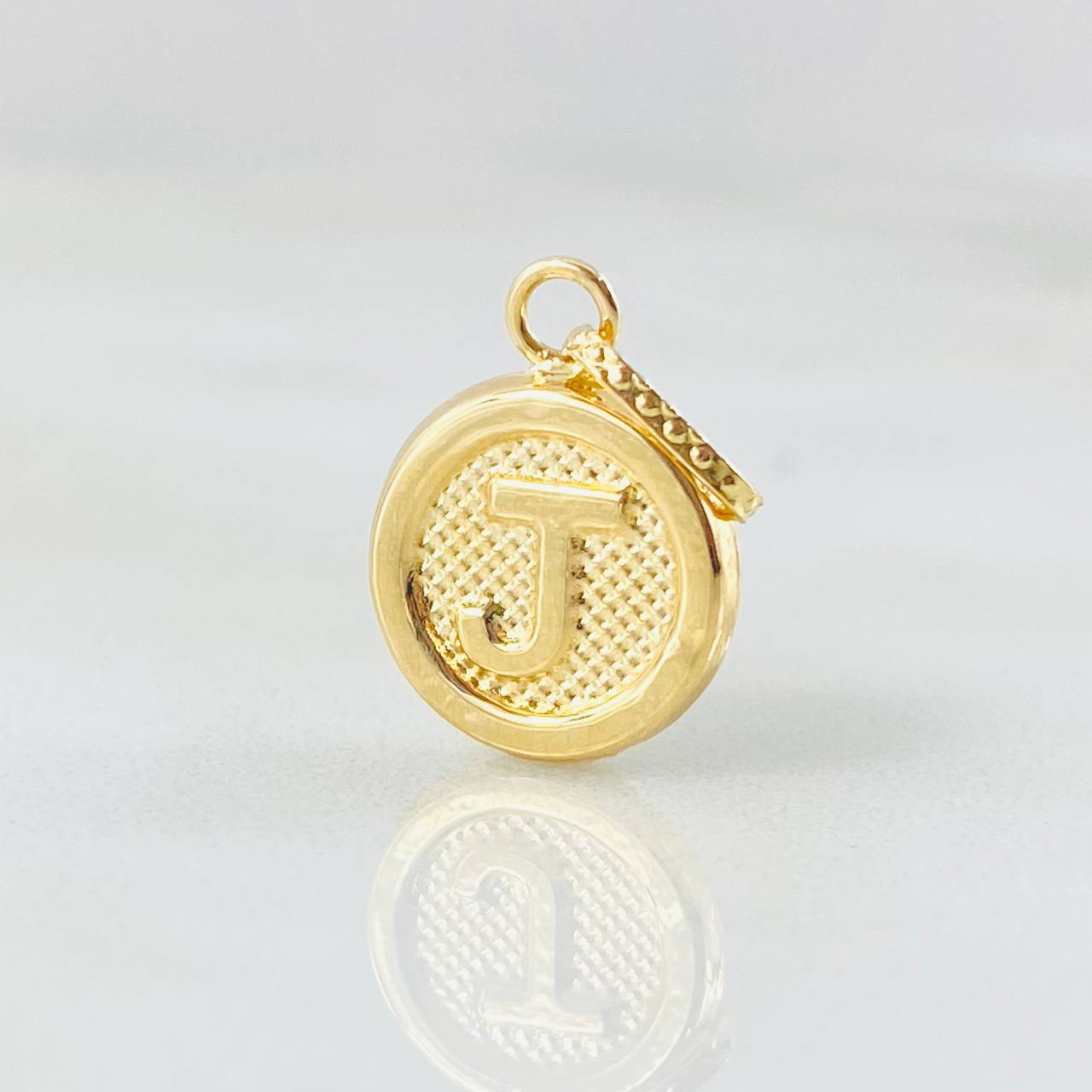 Dije Letra J 0.55gr / 1.9cm / Oro Amarillo 18K