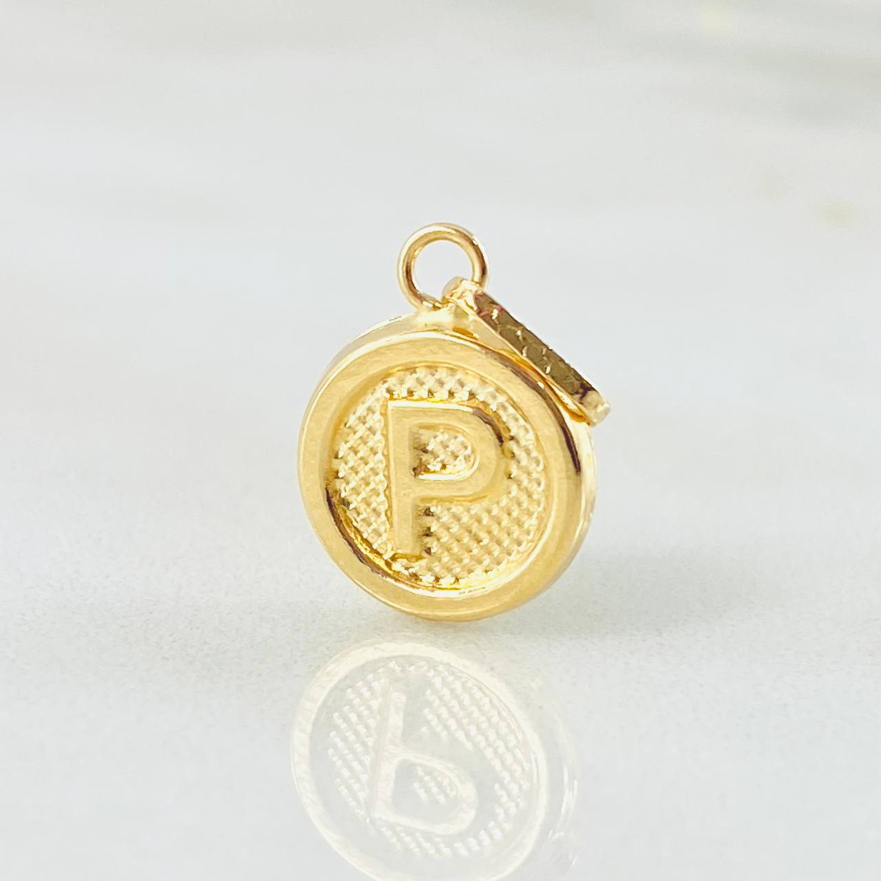 Dije Letra P 0.6gr / 1.9cm / Oro Amarillo 18K