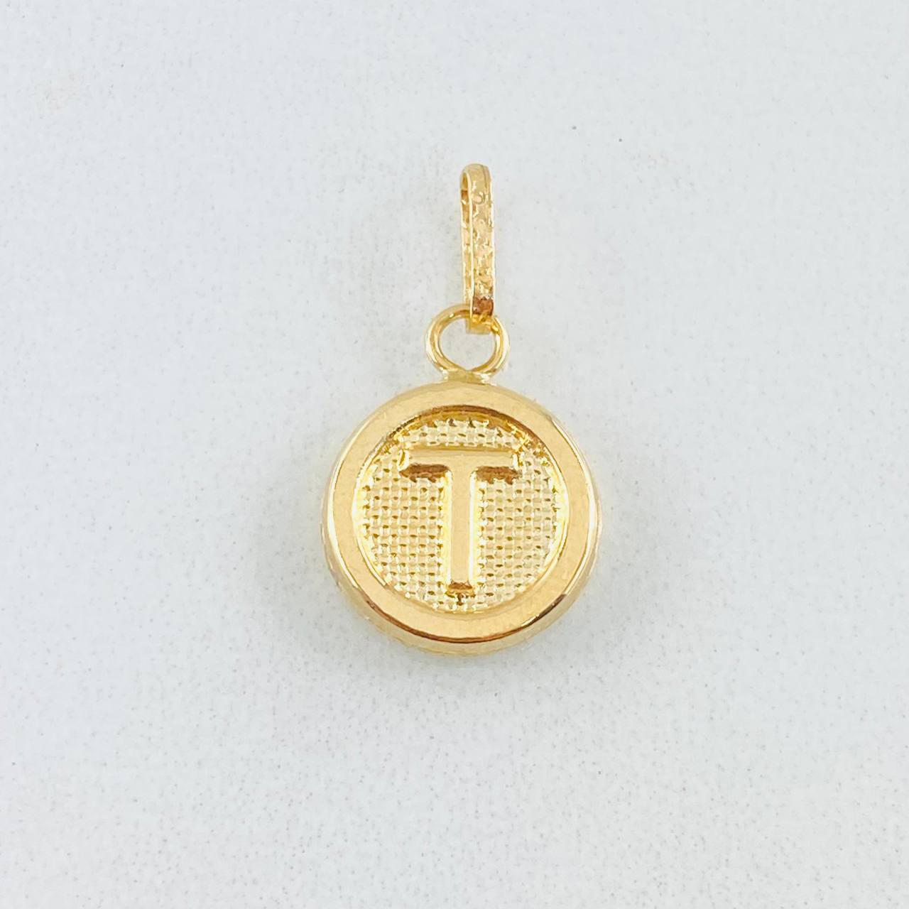 Dije Letra T 0.6gr / 1.9cm / Oro Amarillo 18K