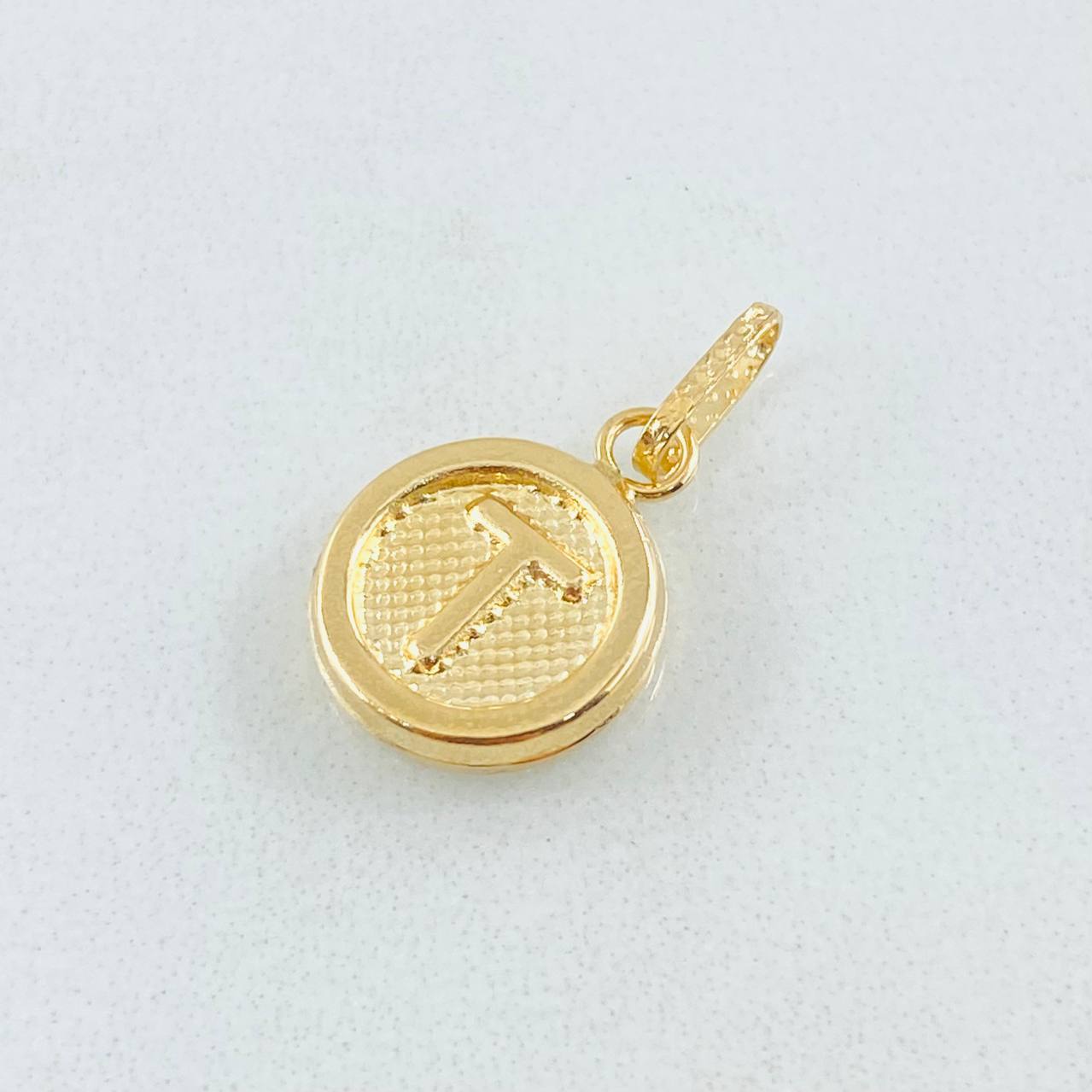 Dije Letra T 0.6gr / 1.9cm / Oro Amarillo 18K