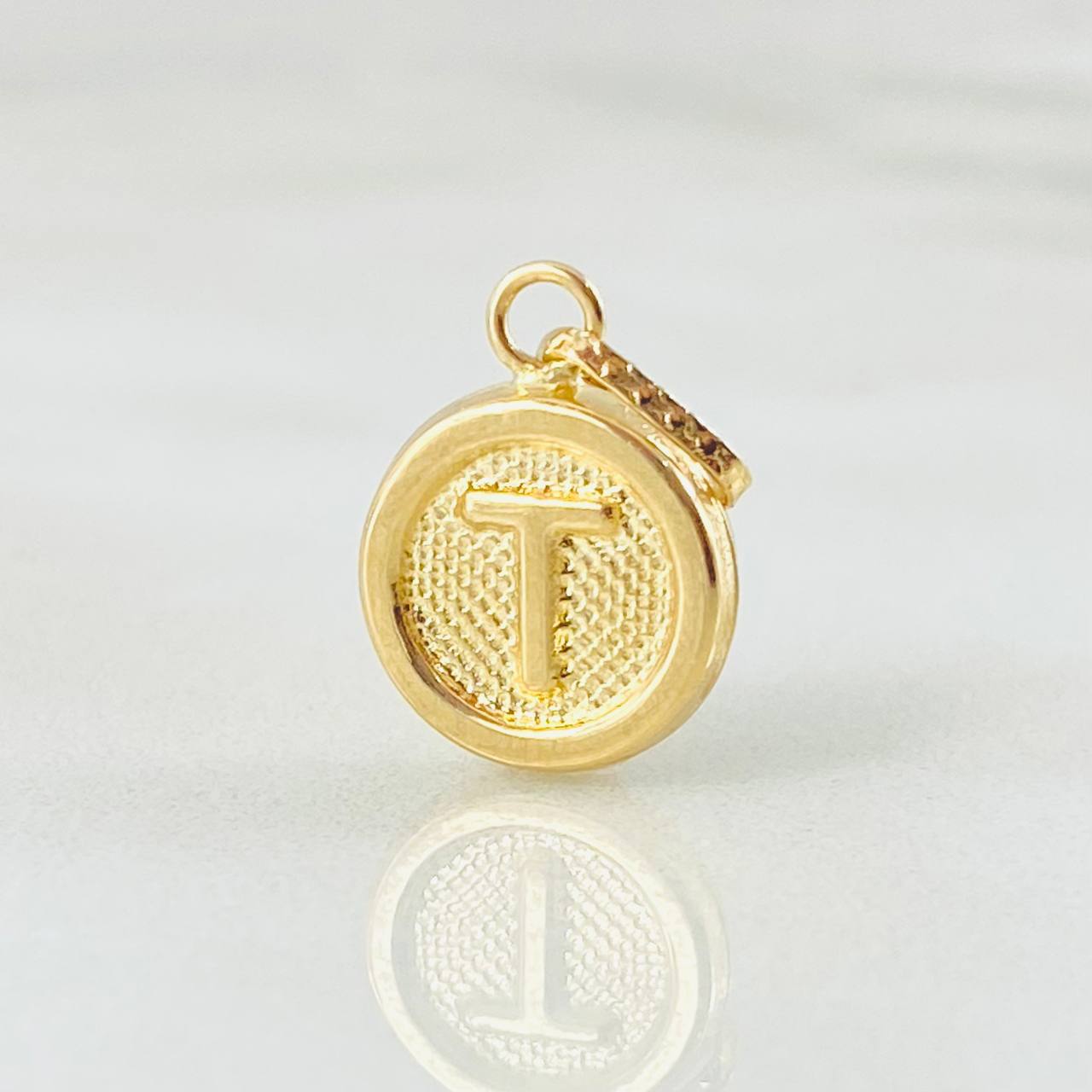 Dije Letra T 0.6gr / 1.9cm / Oro Amarillo 18K