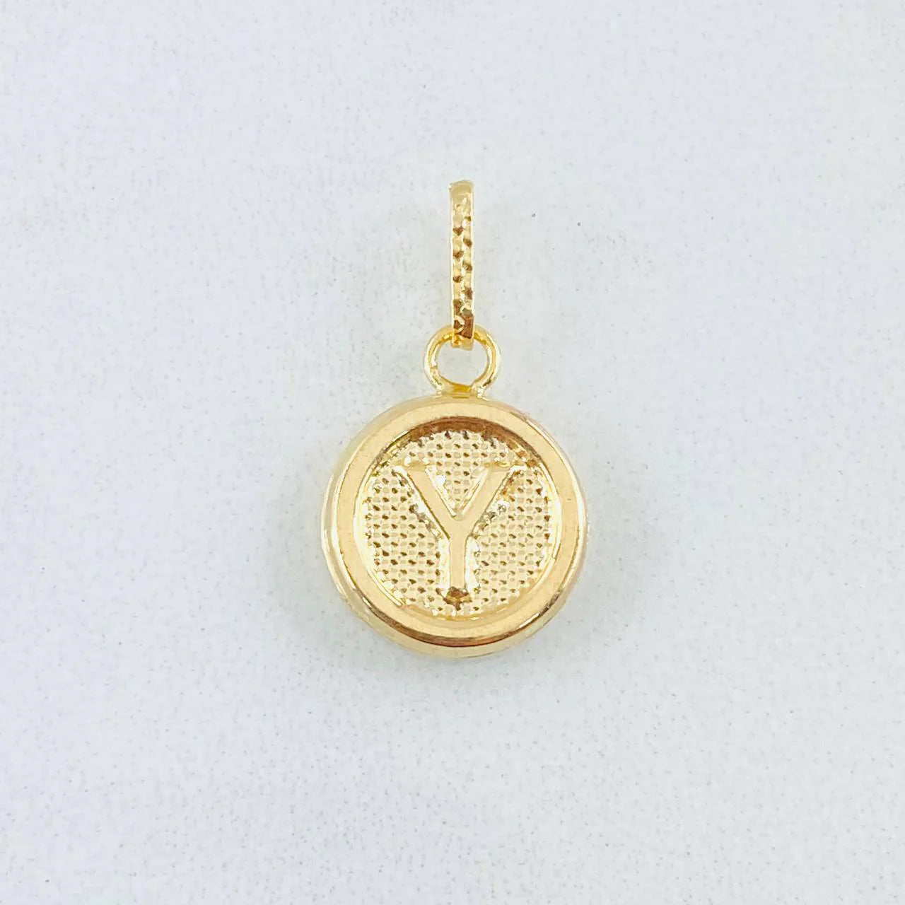 Dije Letra Y 0.6gr / 2cm / Circulo Cargador Bordeado Oro Amarillo 18K