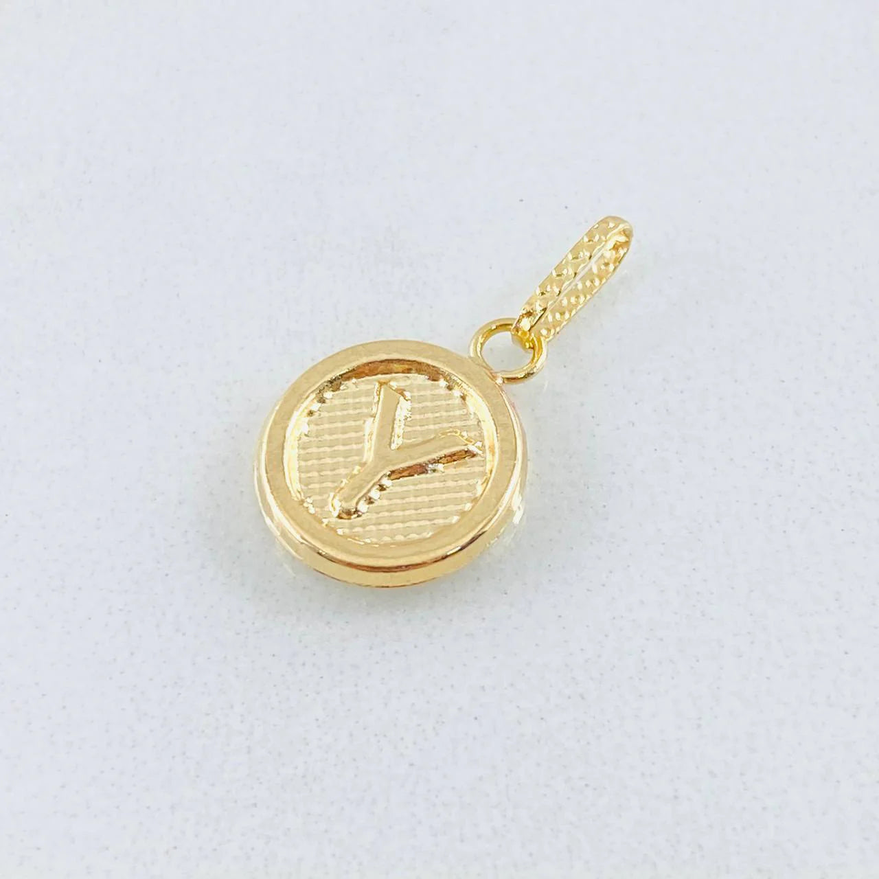 Dije Letra Y 0.6gr / 2cm / Circulo Cargador Bordeado Oro Amarillo 18K