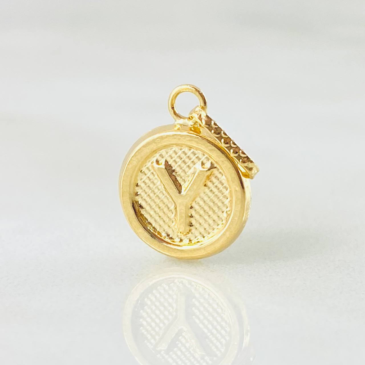 Dije Letra Y 0.55gr / 1.9cm / Oro Amarillo 18K