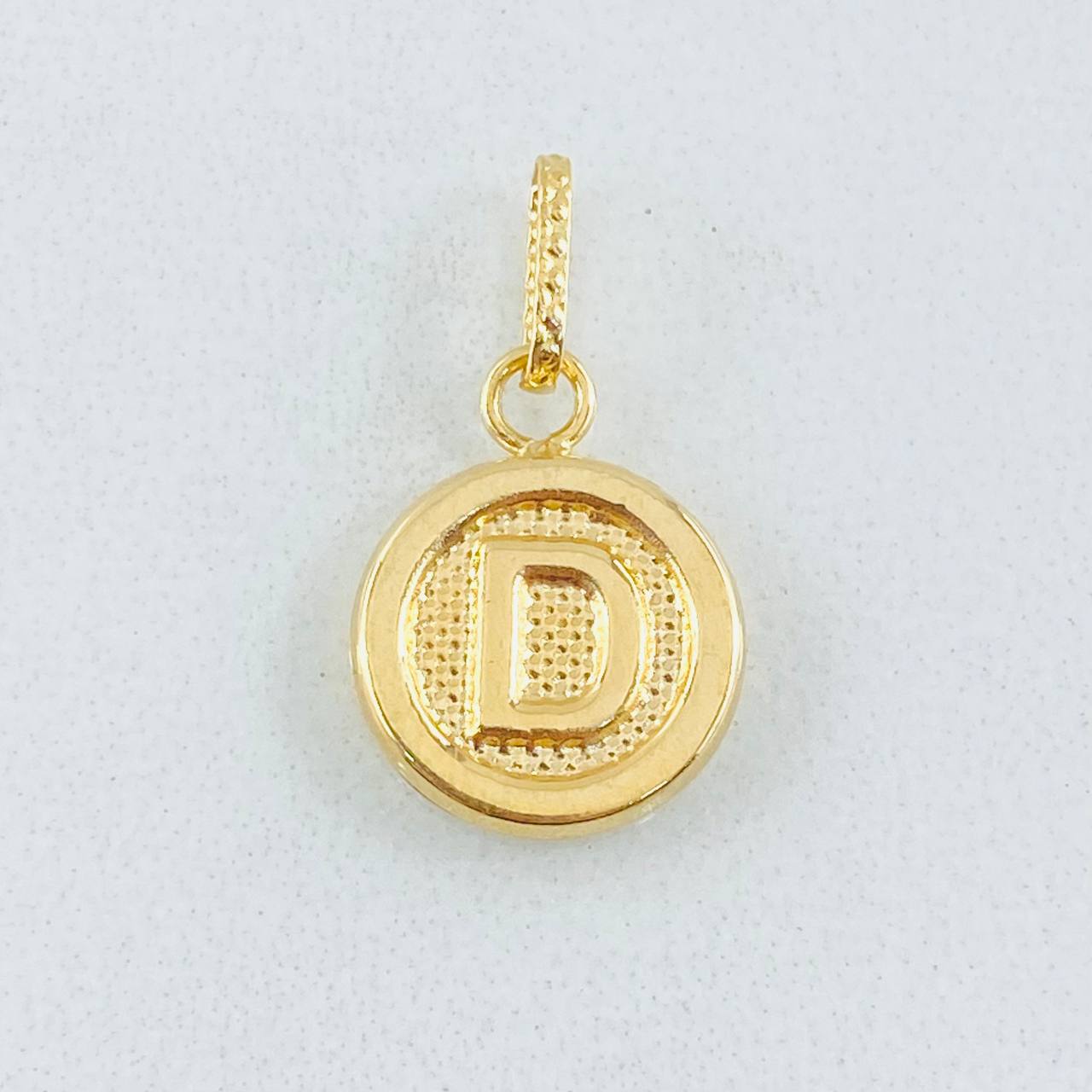 Dije Letra D 0.55gr / 1.9cm / Oro Amarillo 18K