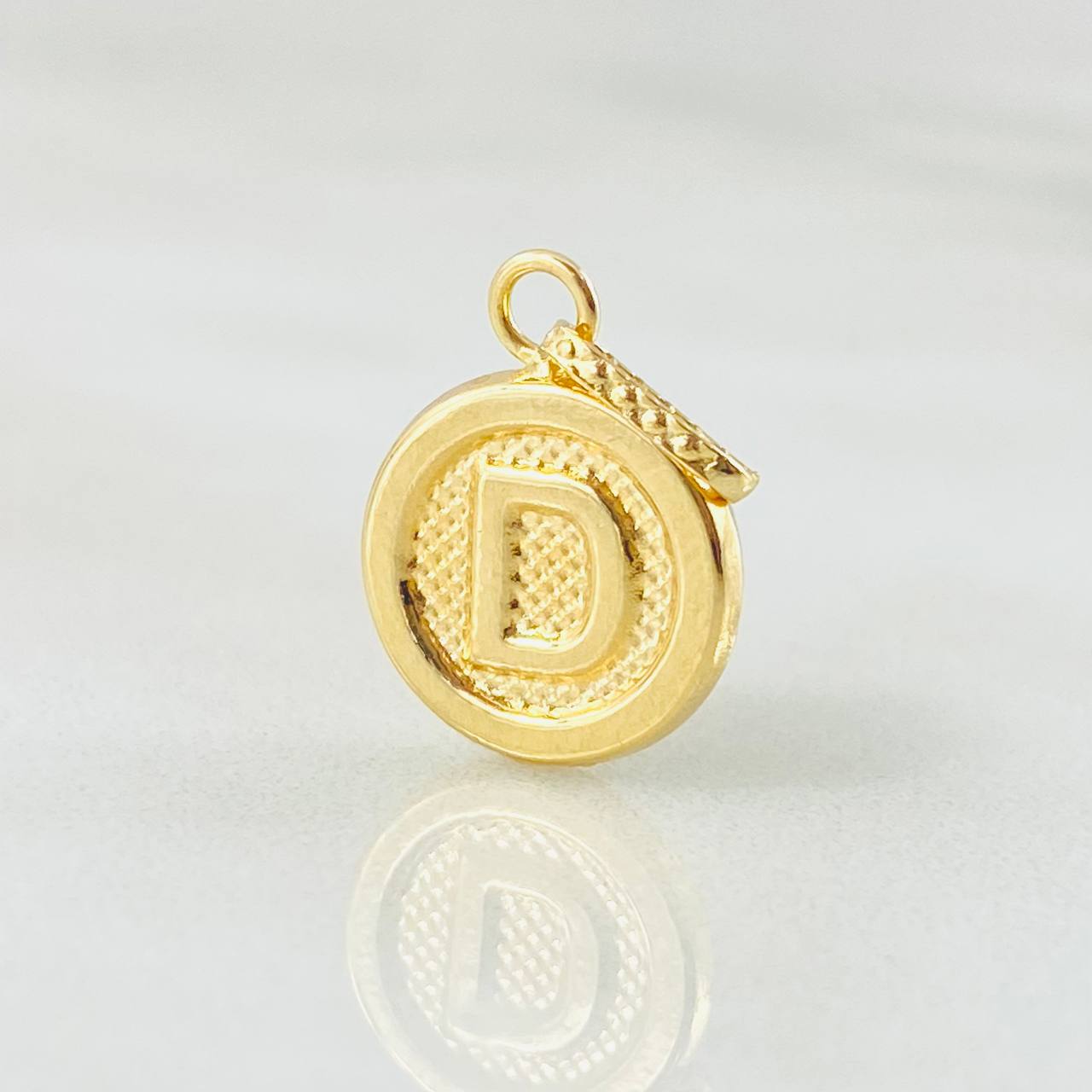 Dije Letra D 0.55gr / 1.9cm / Oro Amarillo 18K