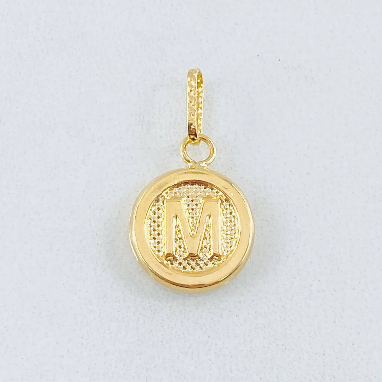 Dije Letra M 0.6gr / 1.9cm / Oro Amarillo 18K
