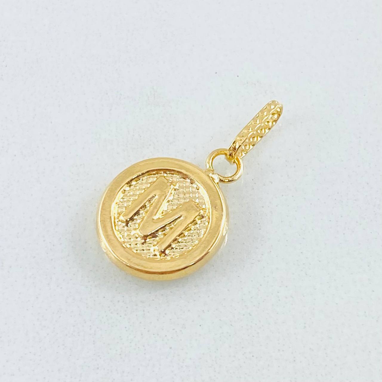 Dije Letra M 0.6gr / 1.9cm / Oro Amarillo 18K