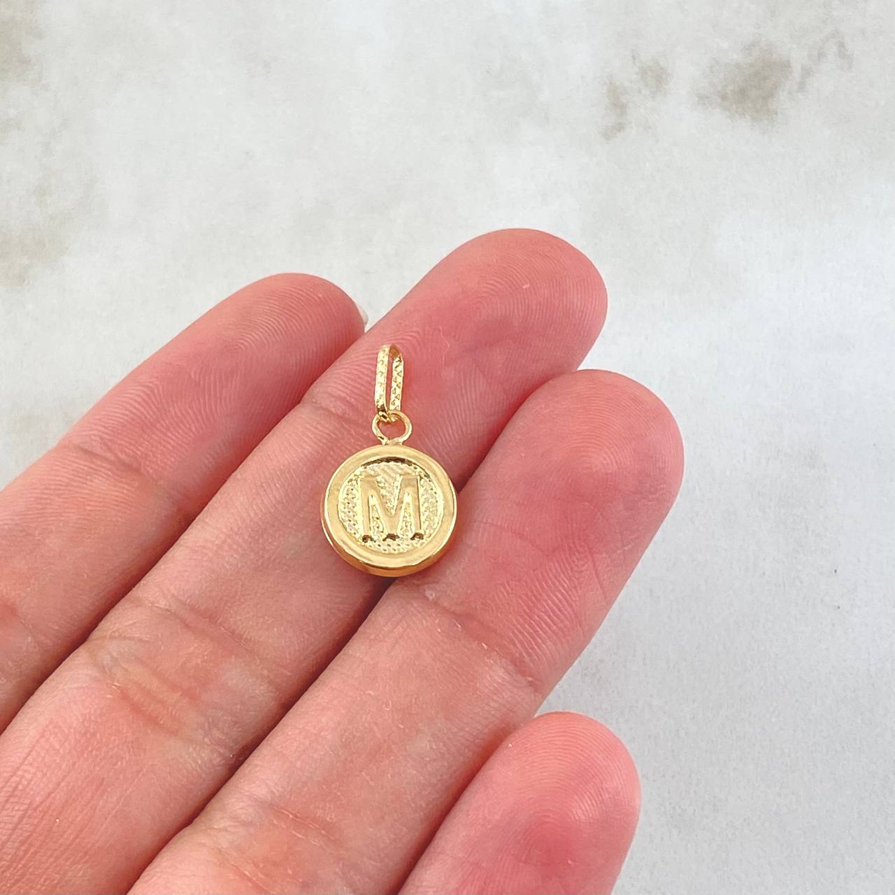Dije Letra M 0.6gr / 1.9cm / Oro Amarillo 18K