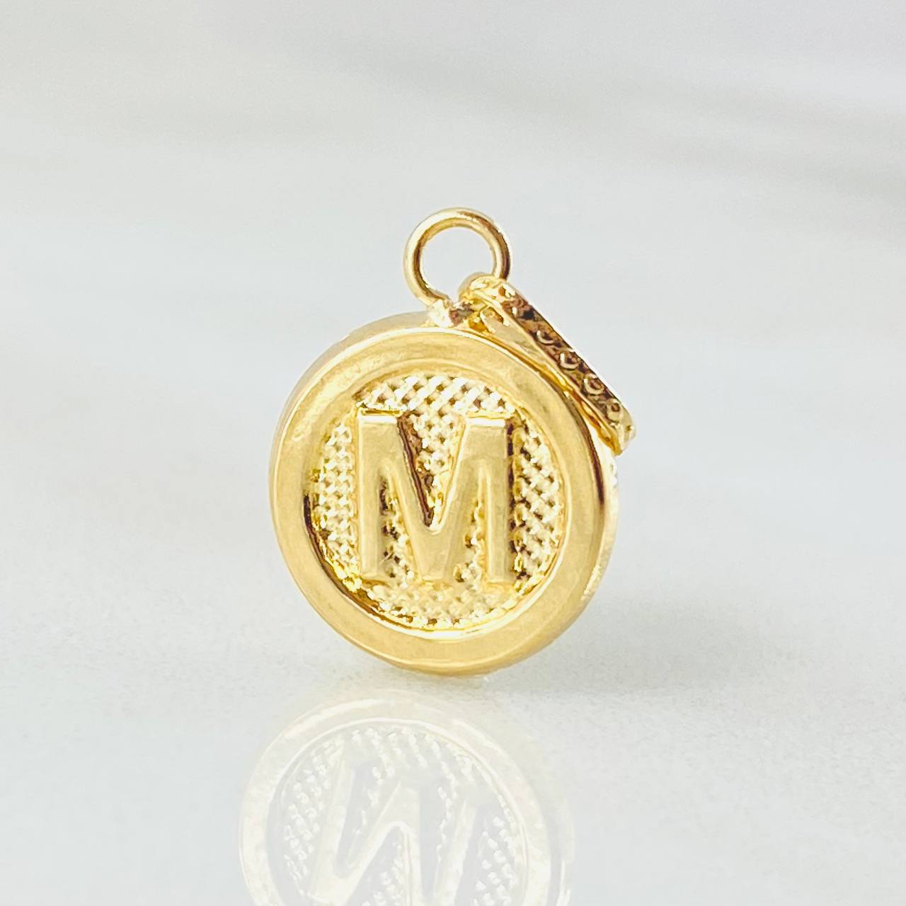 Dije Letra M 0.6gr / 1.7cm / Oro Amarillo 18K