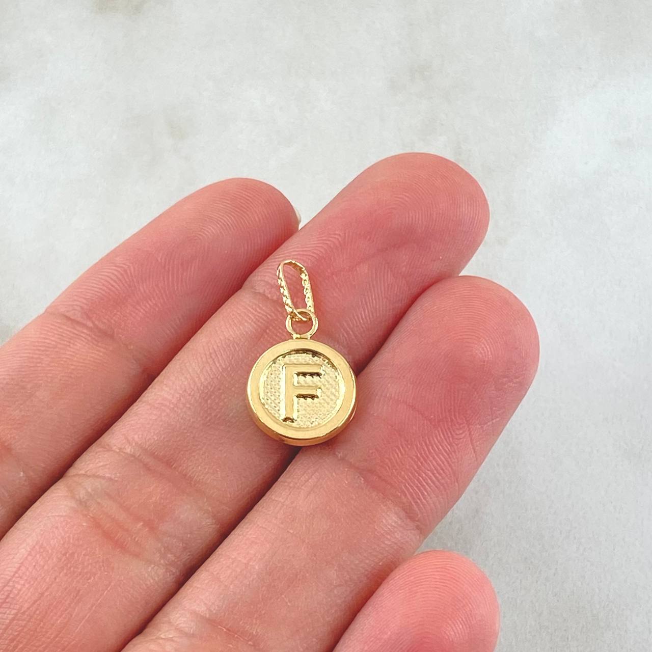 Dije Letra F 0.55gr / 1.5cm / Oro Amarillo 18K