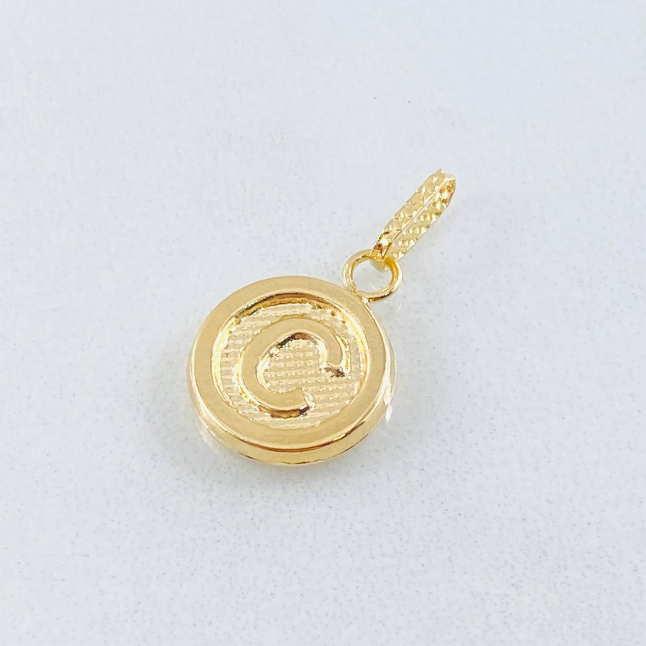 Dije Letra C 0.6gr / 1.9cm / Oro Amarillo 18K