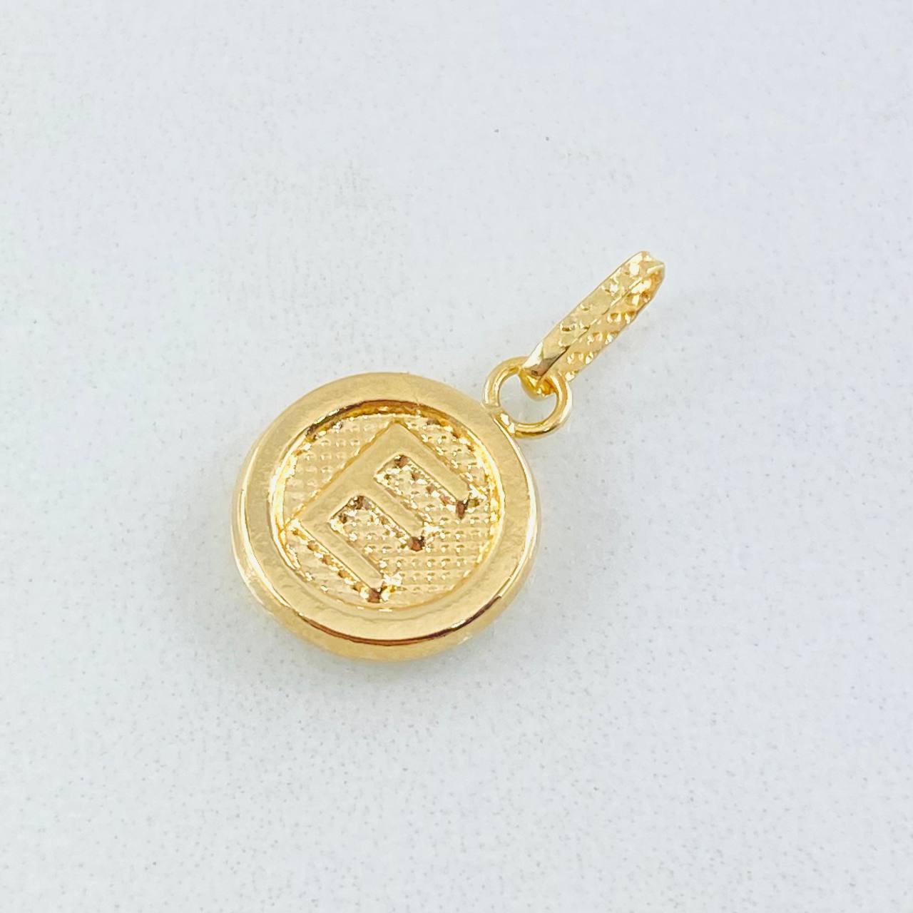 Dije Letra E 0.6gr / 1.9cm / Oro Amarillo 18K