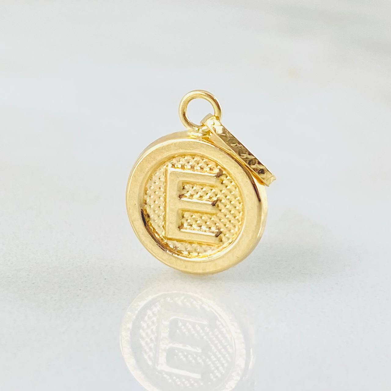 Dije Letra E 0.6gr / 1.9cm / Oro Amarillo 18K