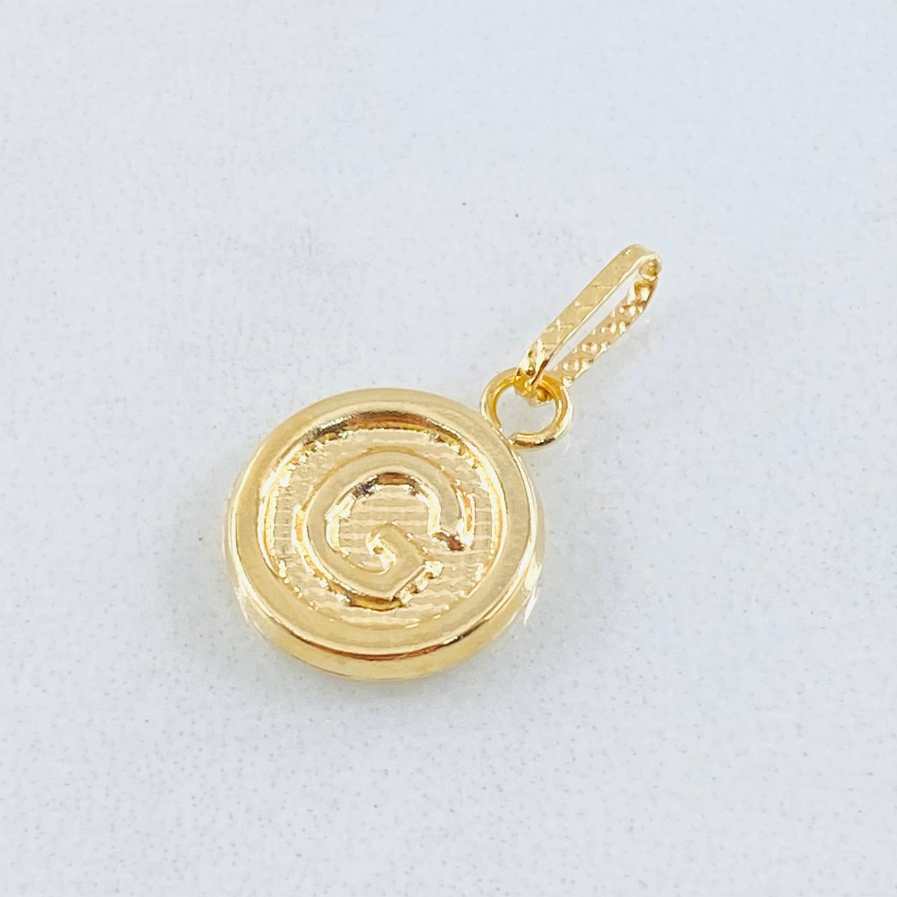 Dije Letra G 0.5gr / 1.9cm / Oro Amarillo 18K