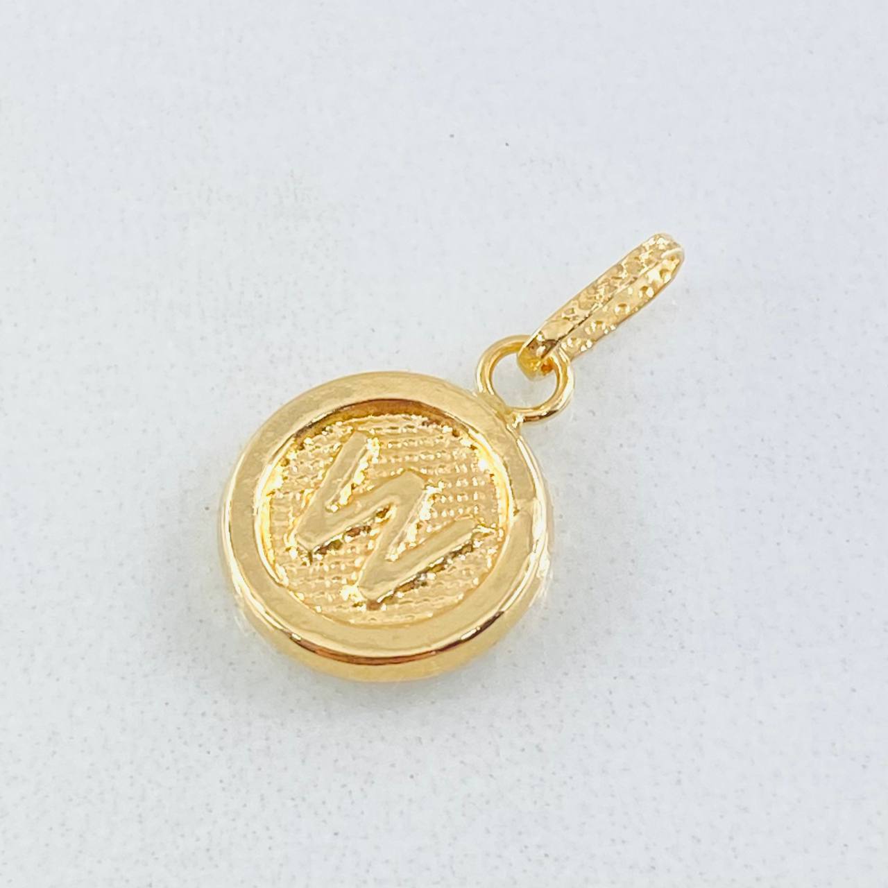 Dije Letra W 0.6gr / 1.9cm / Oro Amarillo 18K