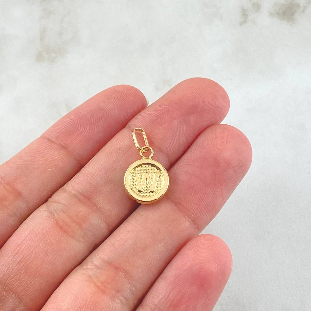 Dije Letra W 0.6gr / 1.9cm / Oro Amarillo 18K