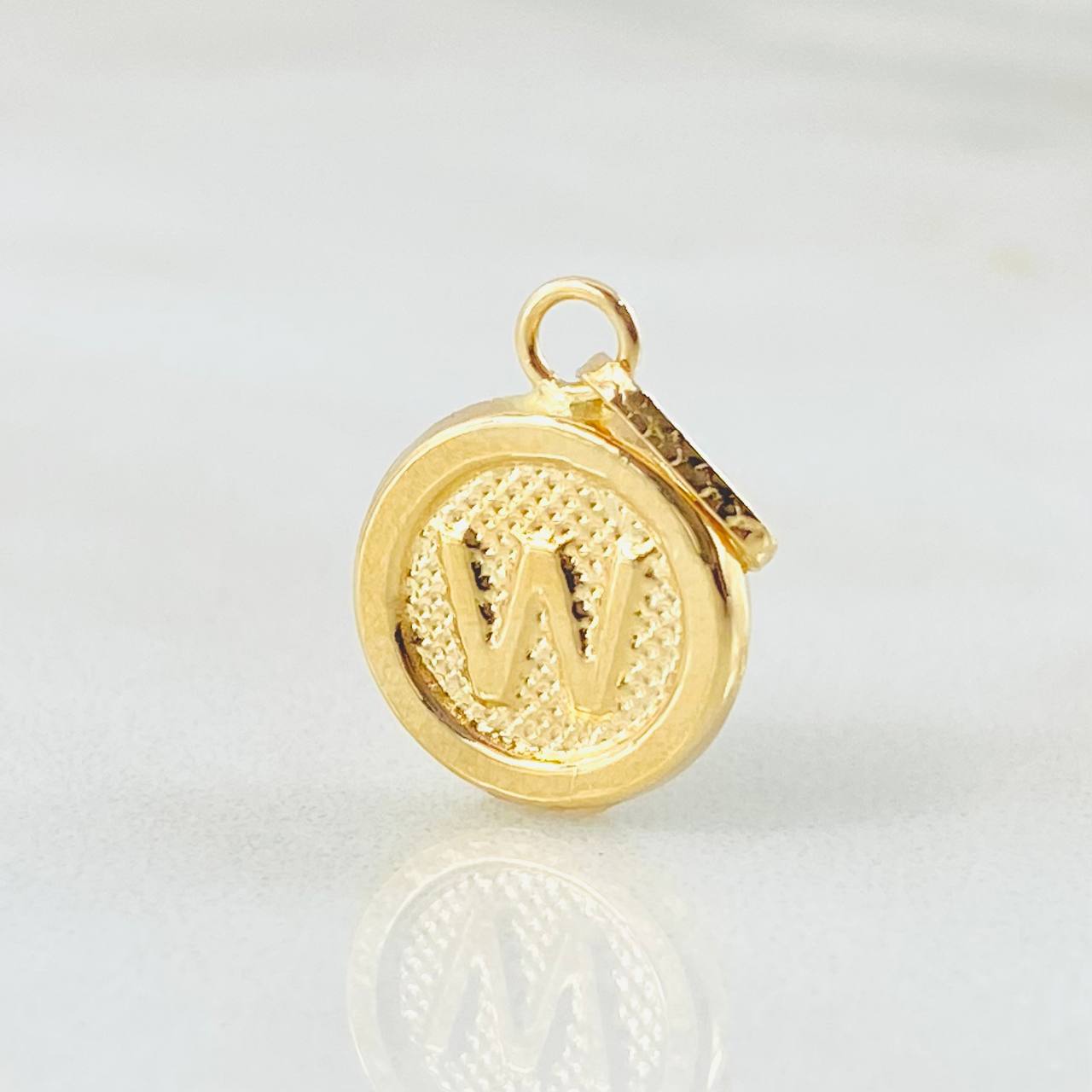 Dije Letra W 0.6gr / 1.9cm / Oro Amarillo 18K