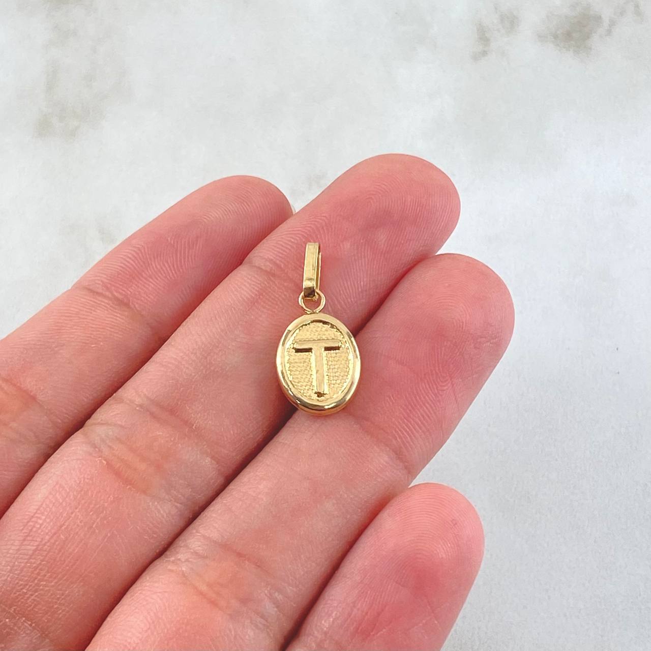 Dije Letra T 0.55gr / 1.9cm / Oro Amarillo 18K ©