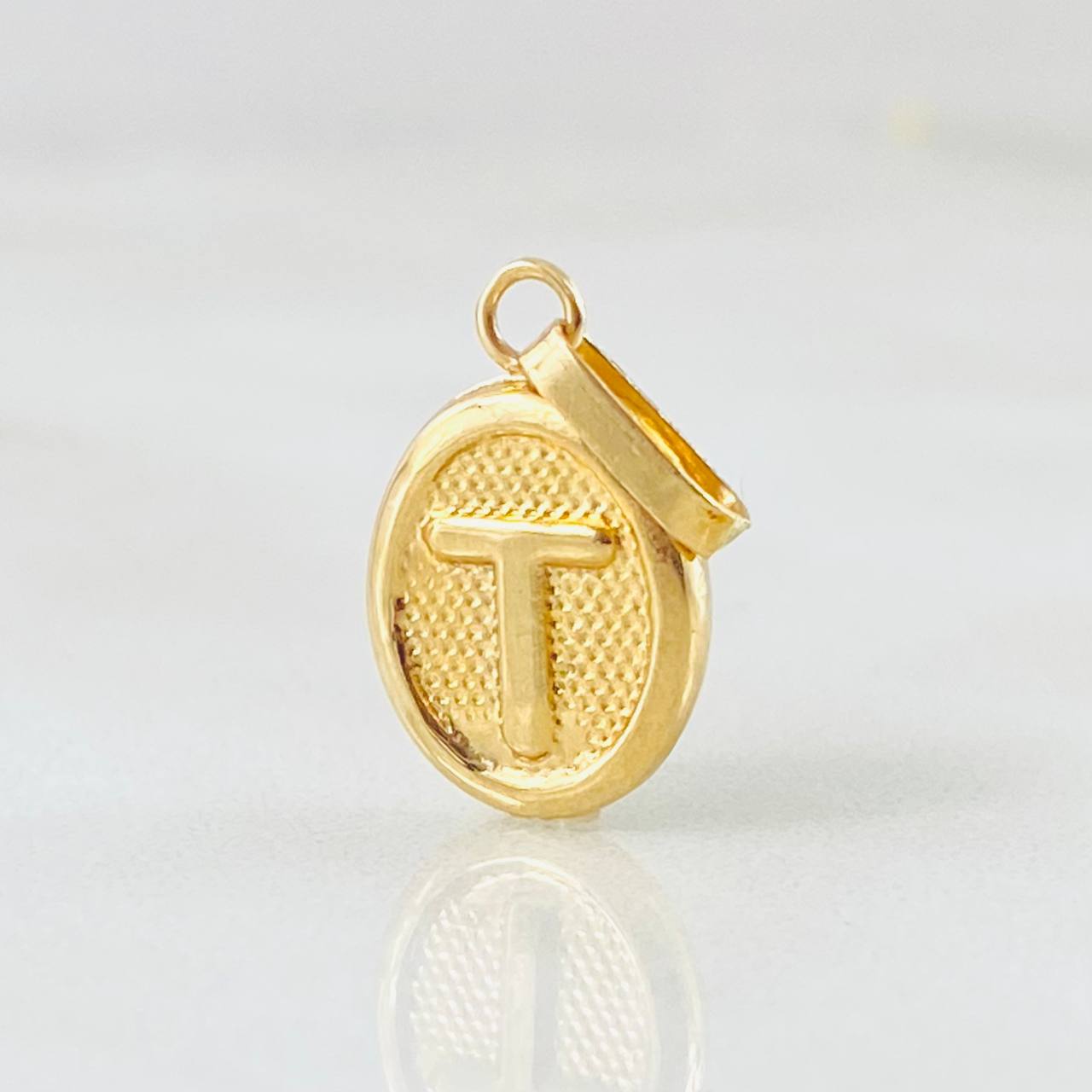Dije Letra T 0.55gr / 1.9cm / Oro Amarillo 18K ©