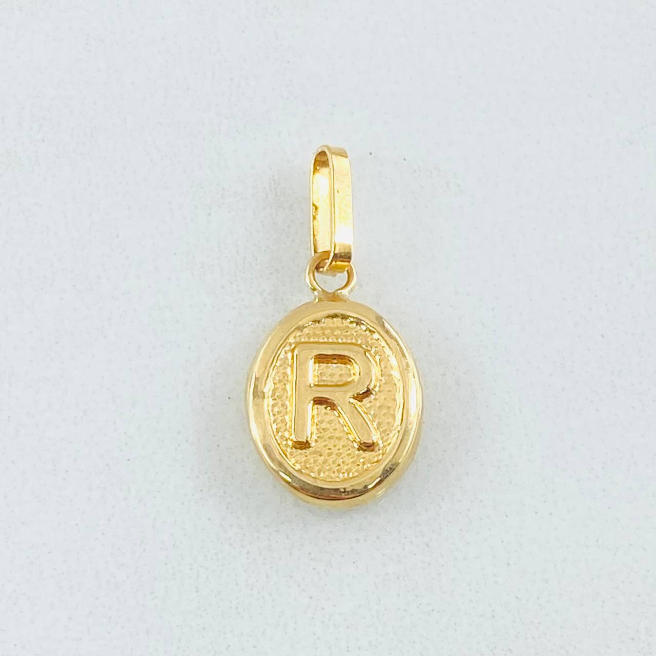 Dije Letra R 0.55gr / 2cm / Oro Amarillo 18K ©