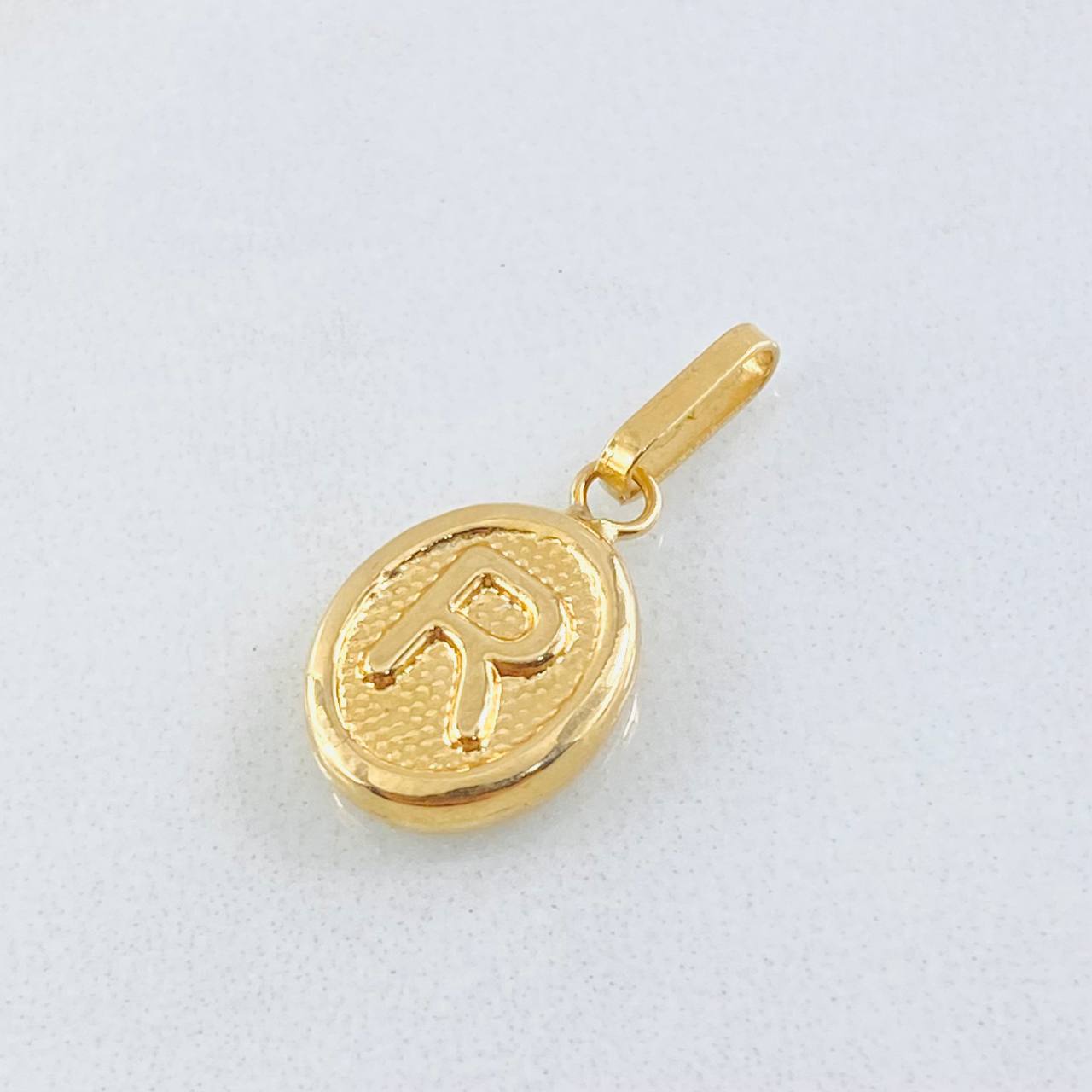 Dije Letra R 0.55gr / 2cm / Oro Amarillo 18K ©