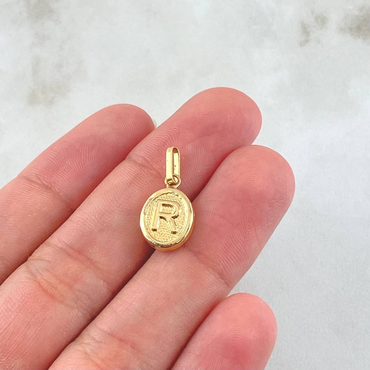 Dije Letra R 0.55gr / 2cm / Oro Amarillo 18K ©