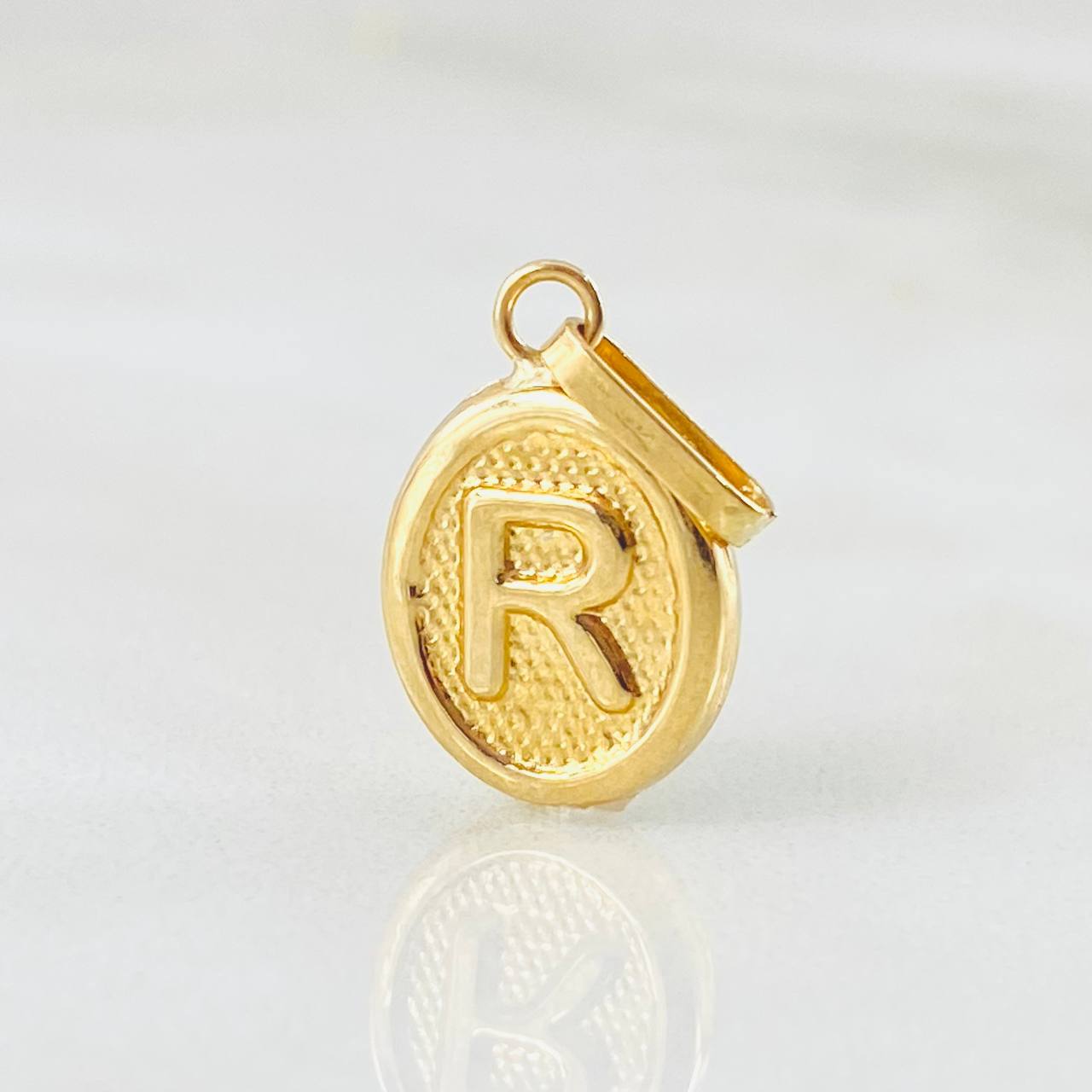 Dije Letra R 0.55gr / 2cm / Oro Amarillo 18K ©
