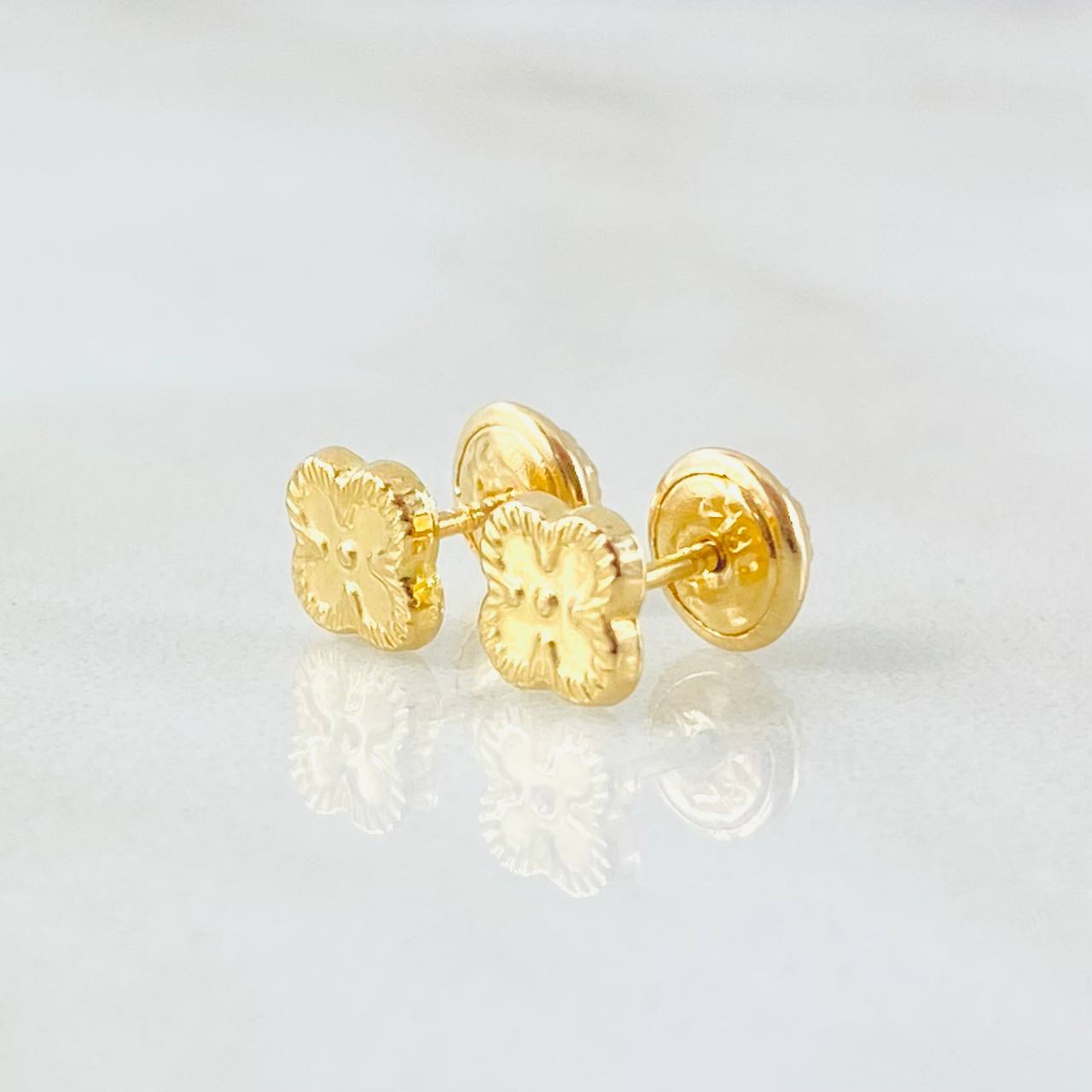 Topos Flor Trebol 0.6gr / Oro Amarillo 18K ©