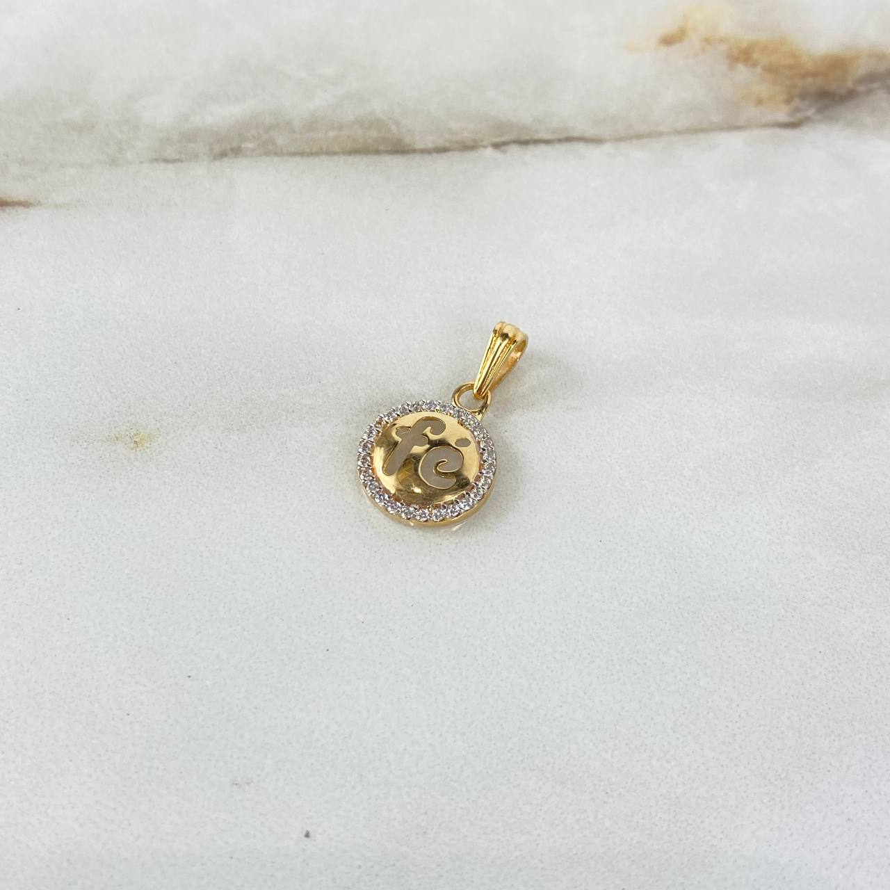 Dije Fé 1.35gr / 2cm / Circones Blancos Oro Amarillo ©