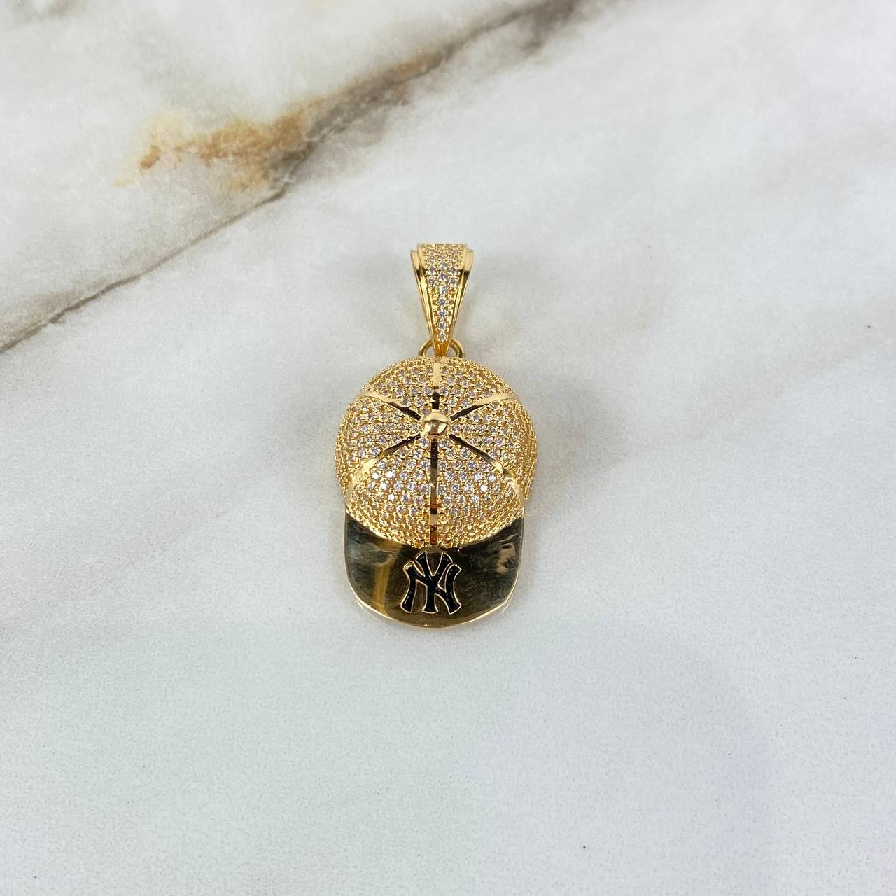 Dije Gorra NY 8.65gr / 4.2cm / Circones Blancos  Oro Amarillo  ©