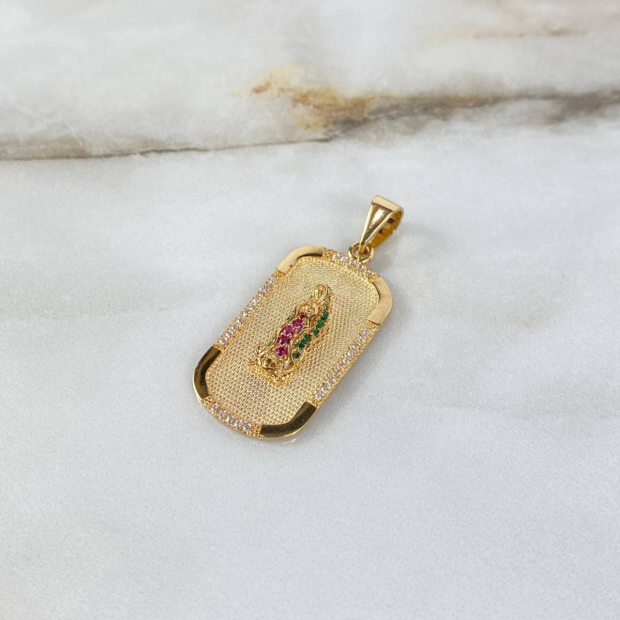 Dije Placa Virgen de Guadalupe 6.85gr / 4cm / Circones Blancos-Verdes-Fucsias Oro Amarillo ©