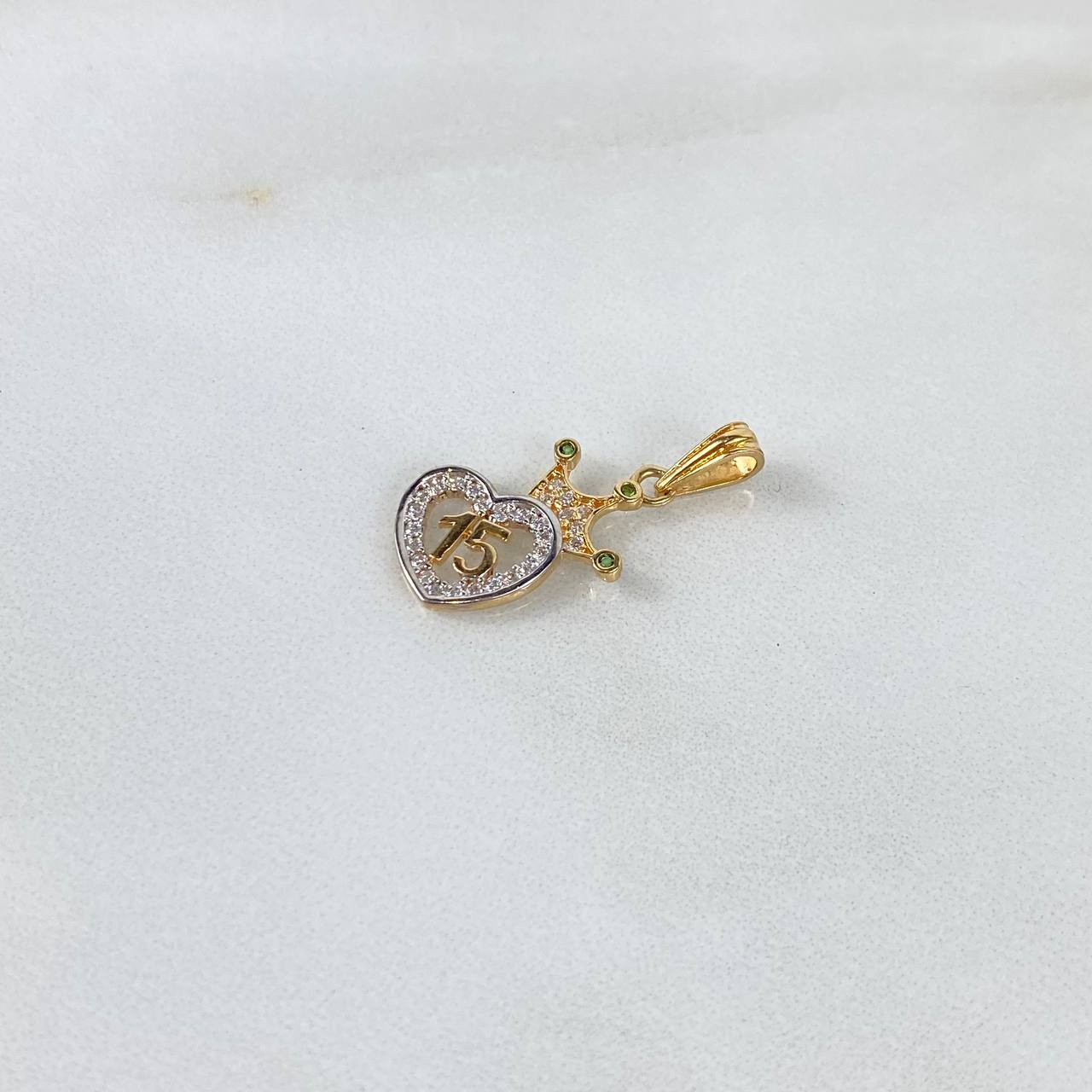 Dije 15s Corazón 1.35gr / 2.4cm / Circones Blancos-Verdes Dos Oros Amarillo Blanco ©