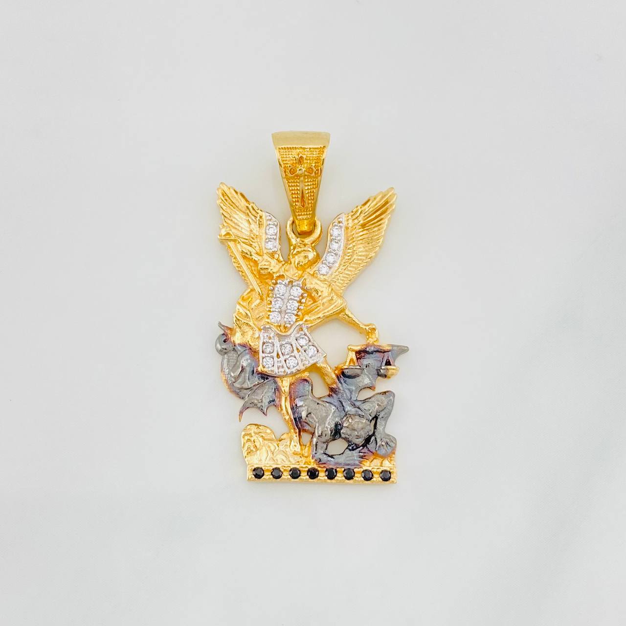 Dije San Miguel Arcángel 4.25g / 3.1cm Tres Oros 18K